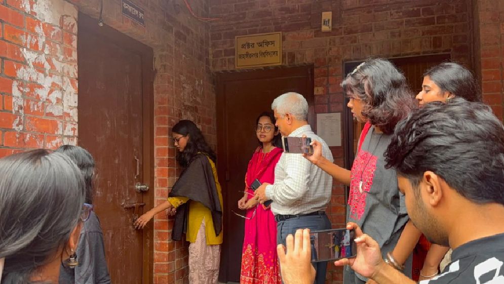 জাবিতে প্রক্টরের পর চার সহকারী প্রক্টরের পদত্যাগ