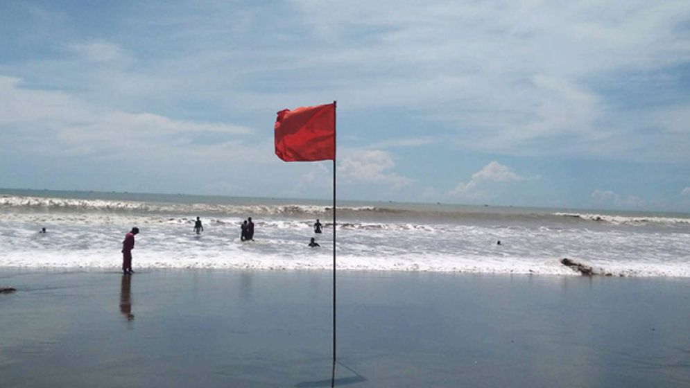 রাজধানীসহ ১৭ অঞ্চলের নদীবন্দরে সতর্কসংকেত
