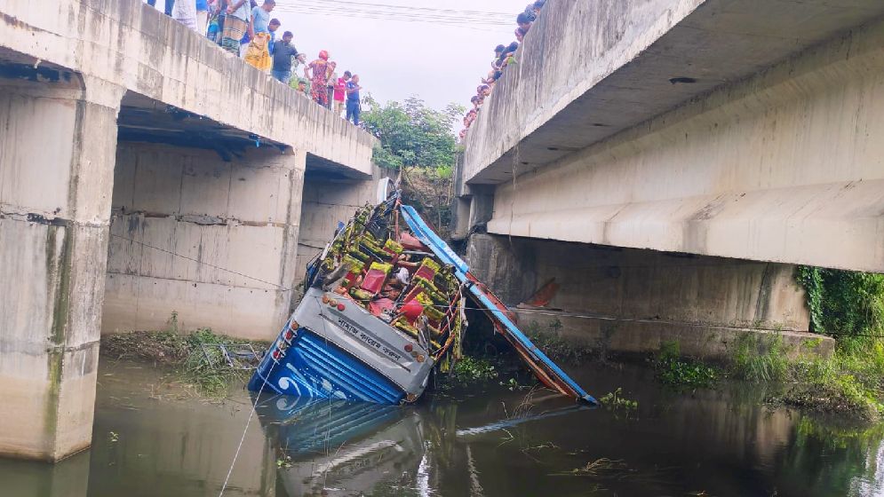 সেলফি পরিবহনের বাস খাদে, হতাহত ৫১