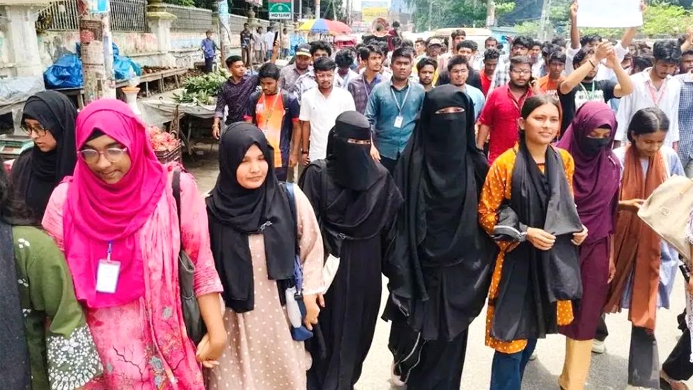 শিক্ষামন্ত্রীর পদত্যাগের দাবিতে রংপুরে বিক্ষোভ