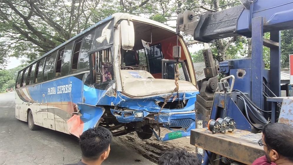 পাবনায় সড়ক দুর্ঘটনায় অ্যাম্বুলেন্স চালকসহ নিহত ৩
