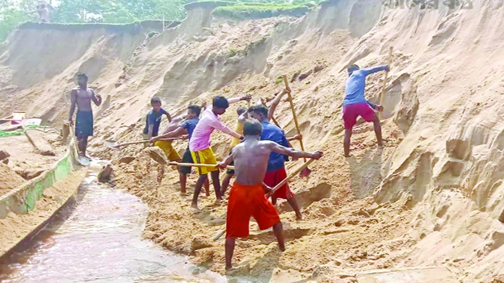 যাদুকাটায় অবাধে অবৈধ বালু উত্তোলন
