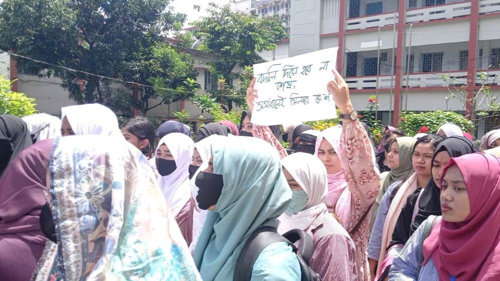 বদলি নয়, জলাবদ্ধতার স্থায়ী সমাধান চায় শিক্ষার্থীরা