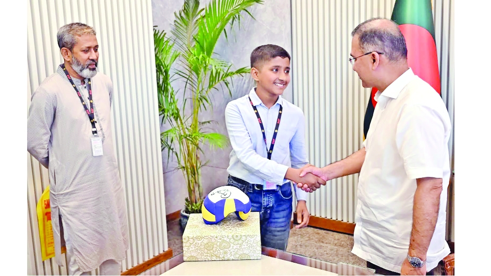 সেই তাহসিনকে উপহার দিলেন প্রধানমন্ত্রী