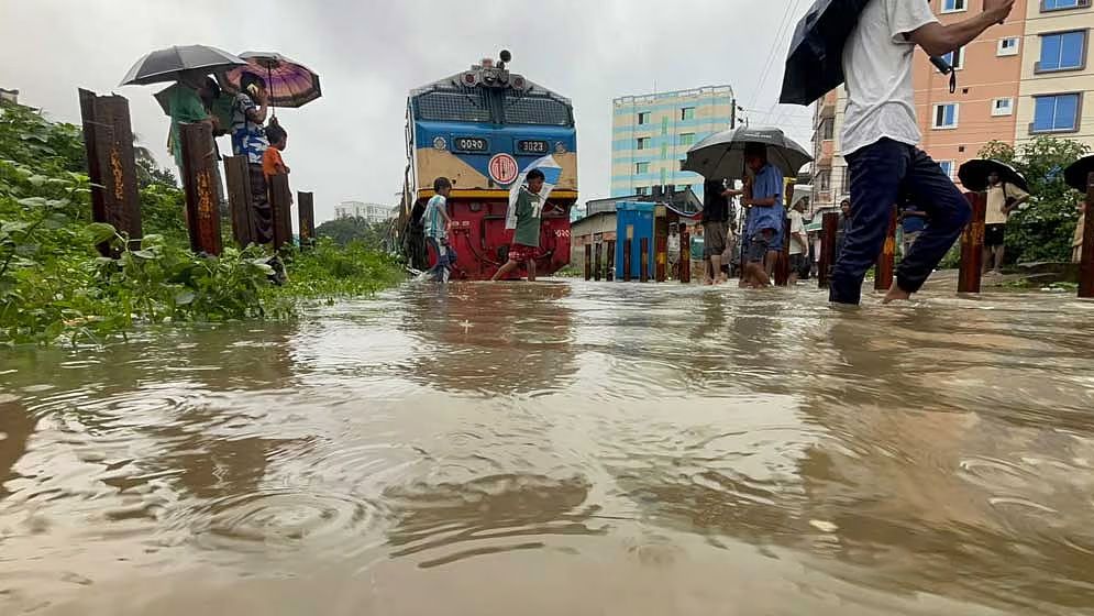 ঢাকা-কক্সবাজার ট্রেন চলাচল বন্ধ, মাঝপথে আটকা পর্যটক এক্সপ্রেস