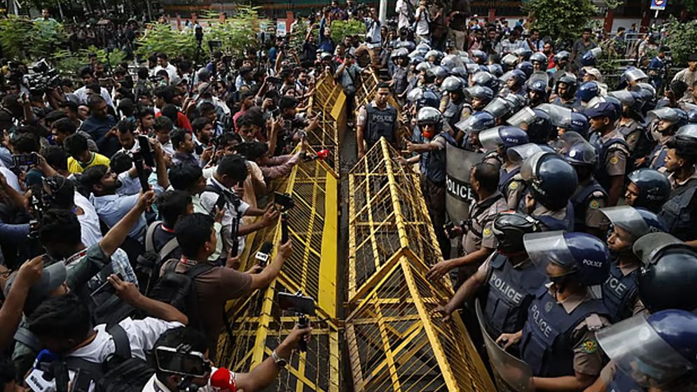 শিক্ষা ভবনের সামনে পুলিশি ব্যারিকেডের মুখে শিক্ষার্থীরা