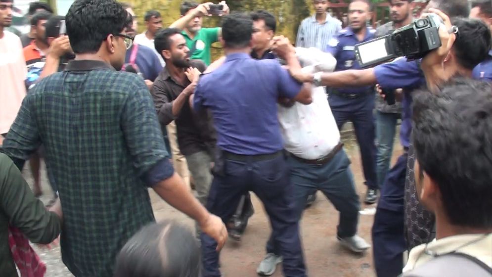 নাটোরে নবজাতকের মৃত্যুর পর হাসপাতালে ভাঙচুর, হামলা