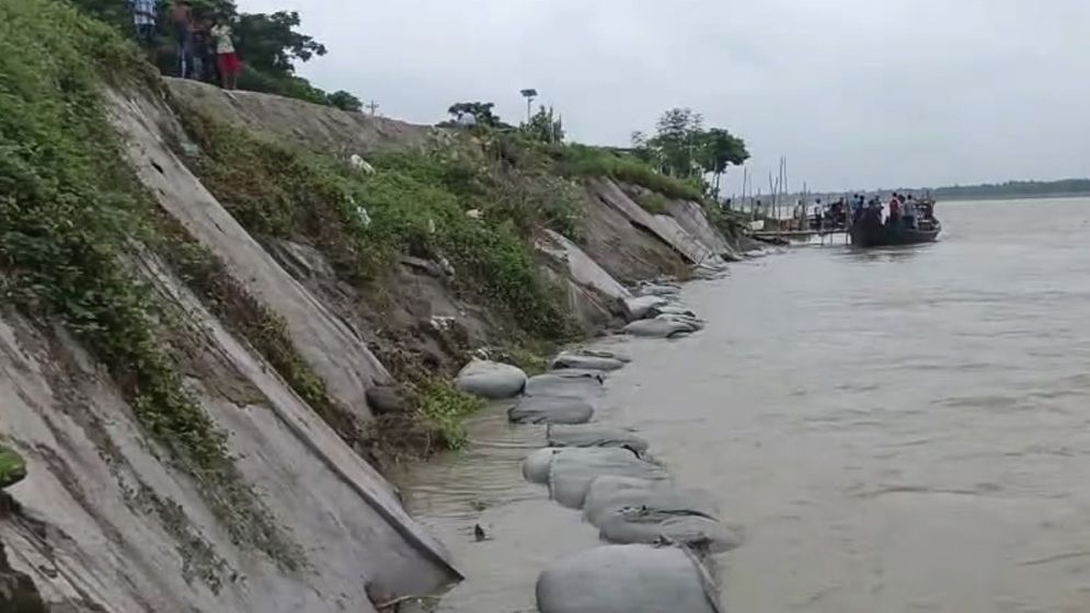 হঠাৎ ভাঙনে ধসে গেছে গড়াই নদীর ৫০ মিটার পাড়