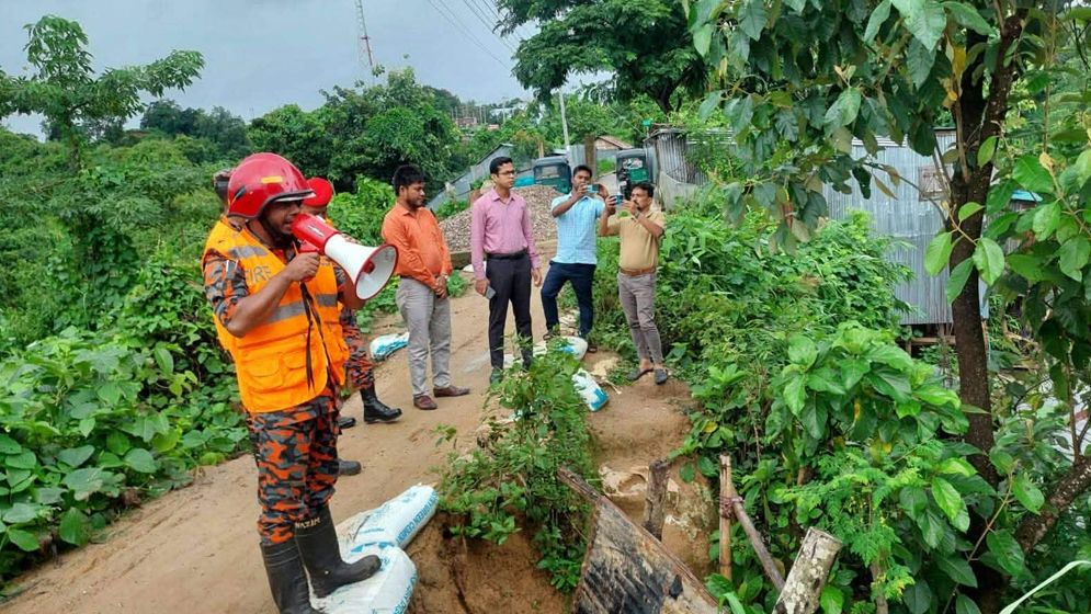 পাহাড়ধসের শঙ্কা, ঝুঁকিপূর্ণ এলাকা থেকে সরে যেতে মাইকিং