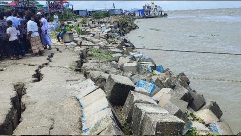 হুমকির মুখে ভোলার শহর রক্ষা বাঁধ