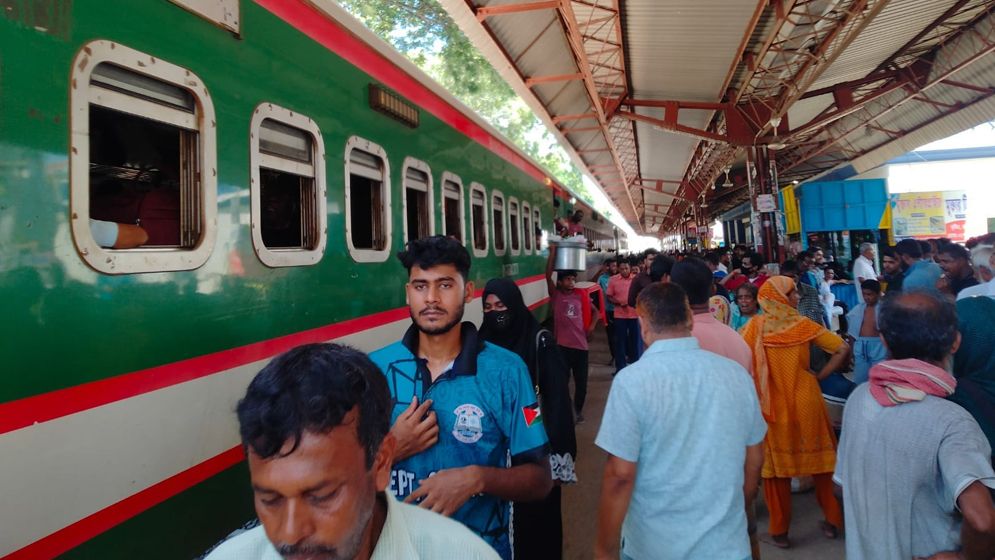 কুষ্টিয়া স্টেশনে বাবা-ছেলেকে ছুরিকাঘাতের অভিযোগ, ট্রেন আটকে বিক্ষোভ