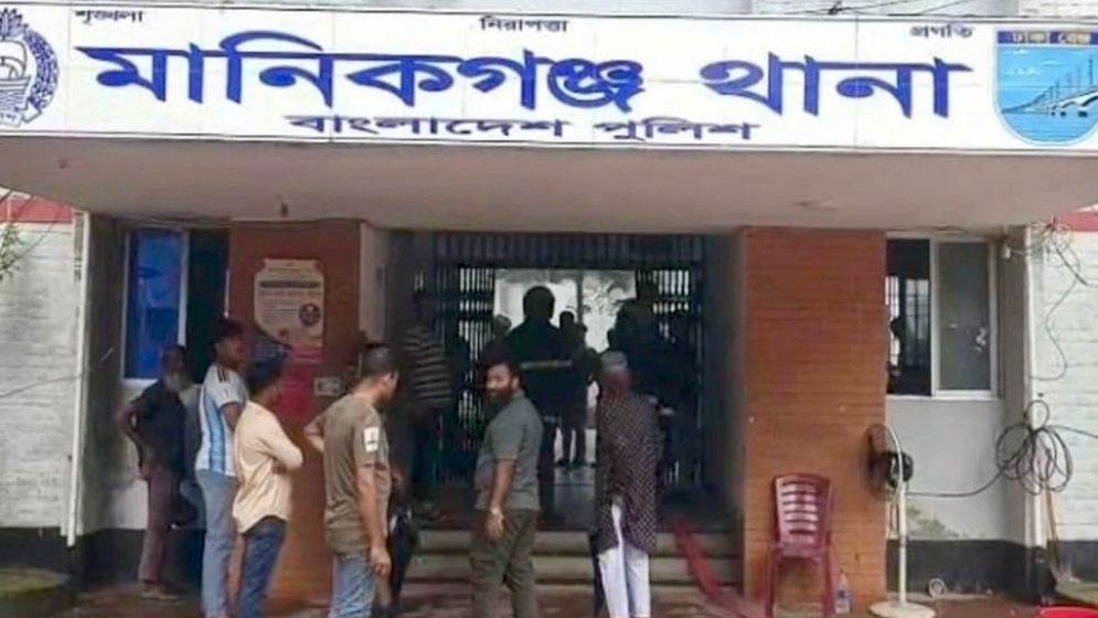 মানিকগঞ্জ সদর থানায় অগ্নিকাণ্ডে পুড়ল ওসির কক্ষ
