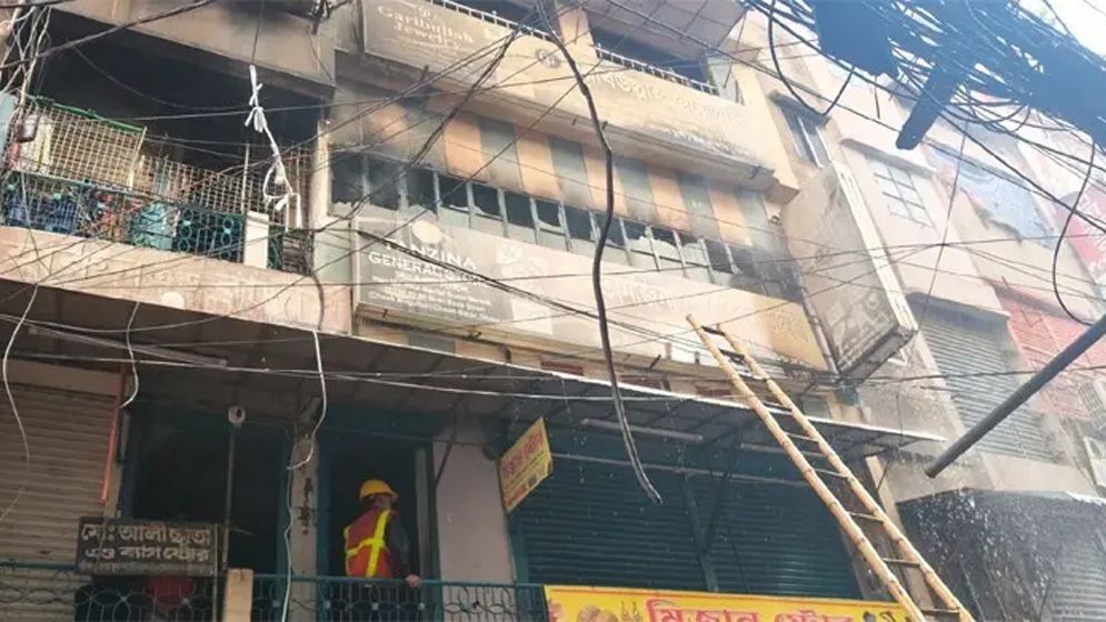 চকবাজারের আশিক টাওয়ারের আগুন নিয়ন্ত্রণে