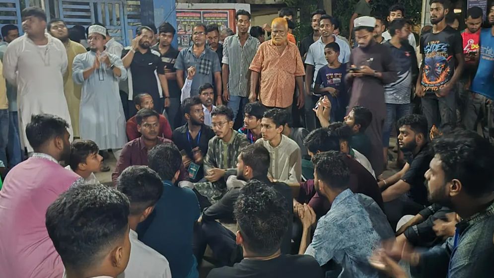 এনসিপির সমাবেশে ককটেল বিস্ফোরণের পর থানা ঘেরাও
