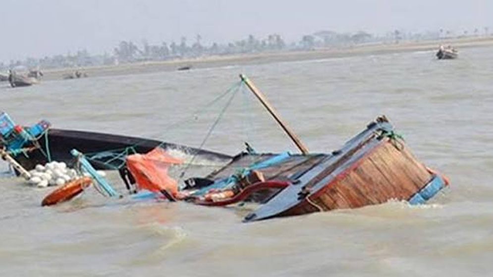 টেকনাফ উপকূলে রোহিঙ্গাবাহী নৌকাডুবি, নিখোঁজ ১৩