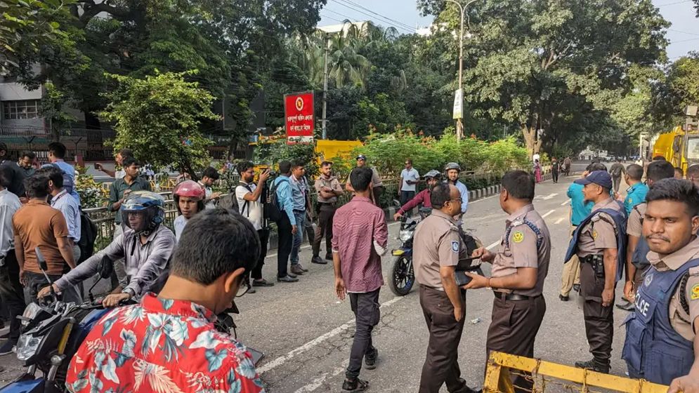 শিক্ষা ভবনের সামনে থেকে সরে গেলেন শিক্ষার্থীরা