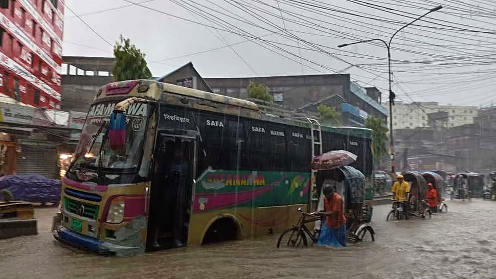 ৪২ বছরের রেকর্ড ভাঙা বৃষ্টিতে ডুবলো চট্টগ্রাম নগরী