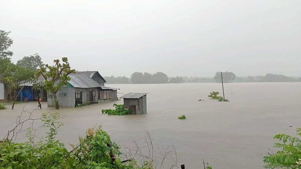 বন্যায় নিরাপদ থাকতে যা করবেন