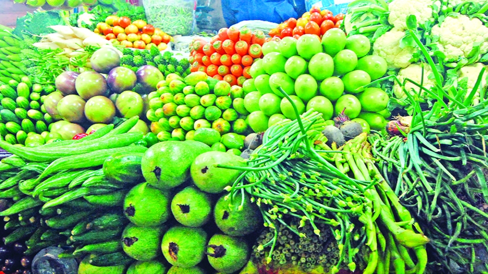 স্বস্তির বর্ষণে অস্থির বাজার, সব পণ্যেরই দাম বেড়েছে