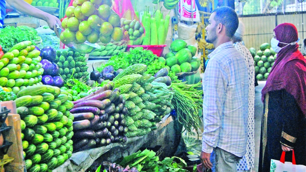 বৃষ্টি-বন্যায় অস্থির বাজার, জীবনযাত্রায় বাড়ছে চাপ
