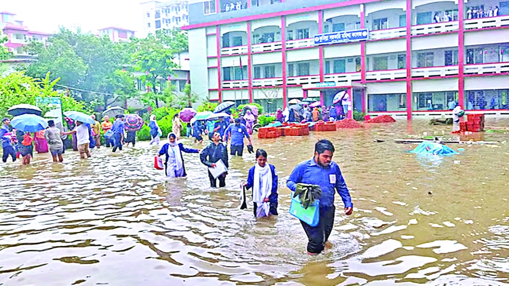 ঢাকায় ফের জলাবদ্ধতা, চলাচলে দুঃসহ দুর্ভোগ