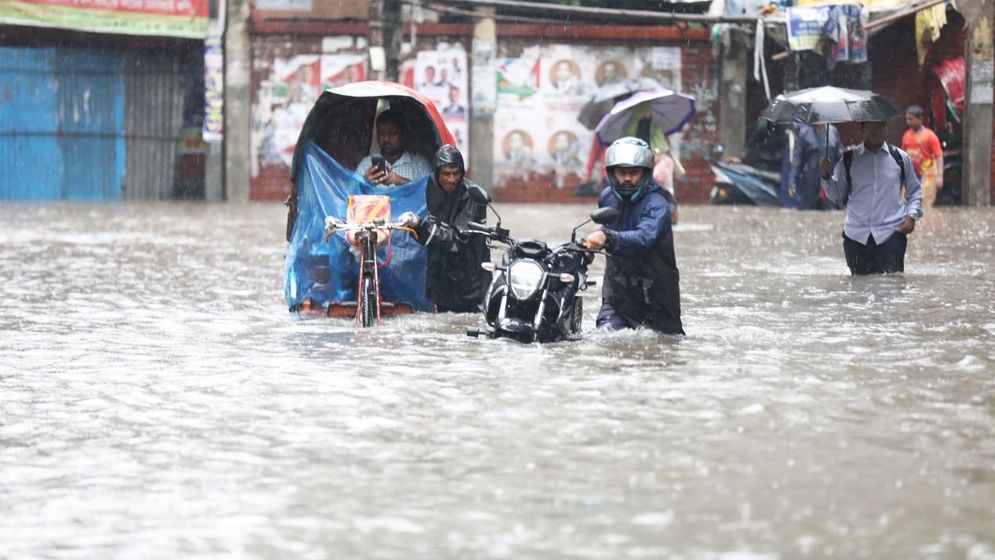 টানা বৃষ্টিতে ঢাকাজুড়ে জলাবদ্ধতা, চরম ভোগান্তি
