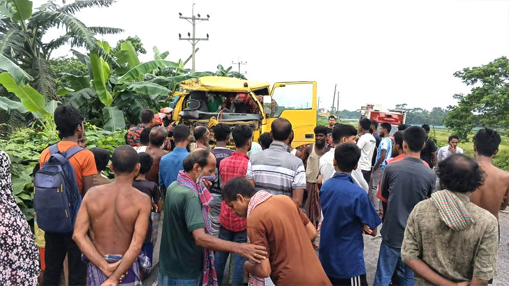 দুই ট্রাকের মুখোমুখি সংঘর্ষ, চালক নিহত