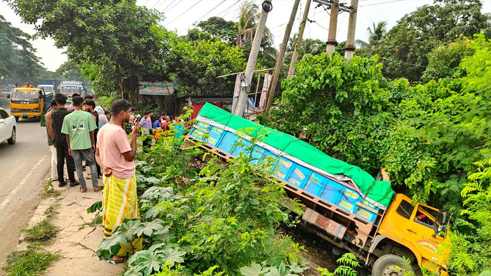 সোনারগাঁওয়ে নিয়ন্ত্রণ হারানো ট্রাকের ধাক্কায় প্রাণ গেলো পথচারীর