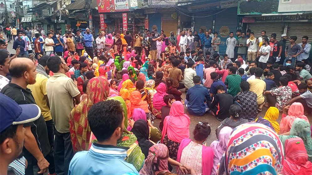 আট দফা দাবিতে উত্তাল বরিশাল বিসিক শিল্পনগরী, সড়ক অবরোধ করে বিক্ষোভ
