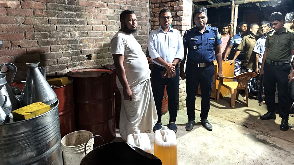 গোমস্তাপুরে অবৈধভাবে মজুত করা ১৮০০ লিটার ডিজেল-পেট্রোল জব্দ