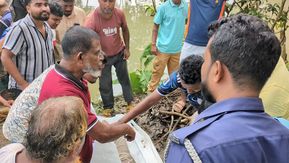মুরাদনগরে কৃষকের গলা কেটে হত্যা, পুকুরে মিলল মরদেহ