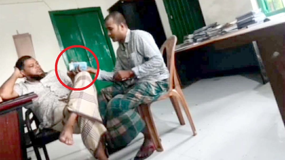 ছদ্মবেশী সাংবাদিকের কাছ থেকে ঘুষ নিলেন পুলিশ, তোলপাড়