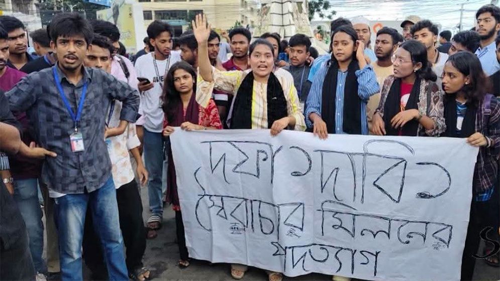 খুলনায় এইচএসসি পরীক্ষার্থীদের সড়ক অবরোধ