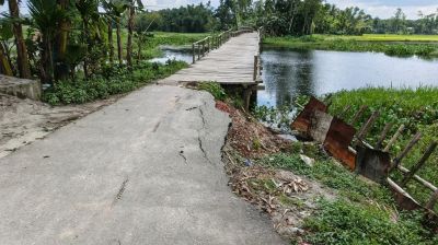 সংযোগ সড়ক ধসে বন্ধ যান চলাচল, দুর্ভোগে হাজারো মানুষ