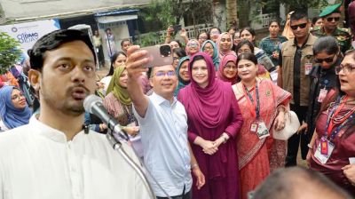 ‘দেশ যখন বন্যার পানিতে তলিয়ে যাচ্ছে প্রধানমন্ত্রী তখন সেলফি তোলায় ব্যস্ত’  