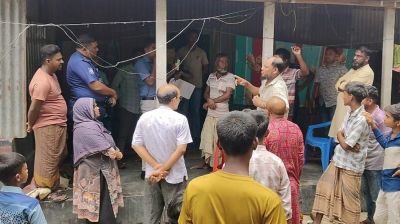 বাড়িতে ঢুকে পরিবারকে জিম্মি করে লুটপাট, নৈশপ্রহরীকে ছুরিকাঘাত