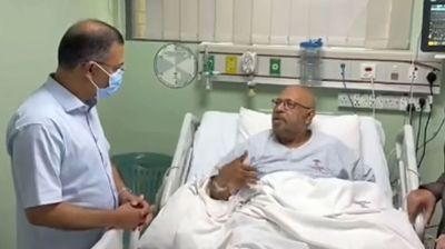 অধ্যাপক পাভেলকে দেখতে হাসপাতালে প্রধানমন্ত্রী  