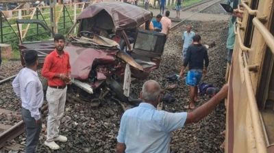 পশ্চিমবঙ্গে স্কুল ভ্যানে ট্রেনের ধাক্কা, নিহত ৩