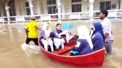 নৌকায় চড়ে পরীক্ষাকেন্দ্রে শিক্ষার্থীরা  