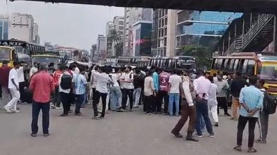 শিক্ষার্থীদের সড়ক অবরোধে স্থবির রাজধানী