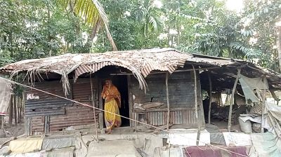 মেঘ দেখলেই অন্যের ঘরে আশ্রয়, আষাঢ়-শ্রাবণ কাটে প্রতিবেশীর বাড়িতে