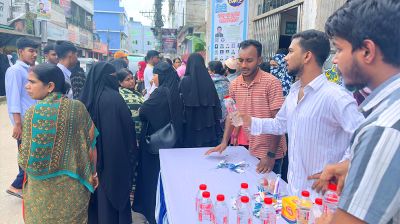 এইচএসসি পরীক্ষার্থীদের পানি ও কলম দিল ছাত্রদল