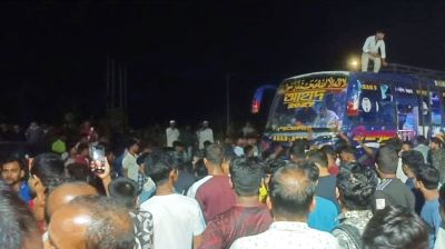 বাসের ধাক্কায় দুমড়ে-মুচড়ে গেল ৬ অটোরিকশা, নিহত ২  