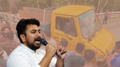 বালুর ট্রাক দিয়ে রাস্তা আটকে রাখা শেখ হাসিনার কপি