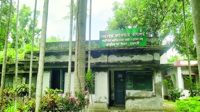 পরিত্যক্ত কোয়ার্টার জীর্ণ  ভবন ও জনবল সংকট 