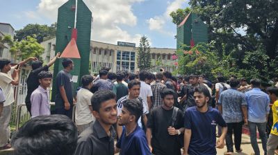 কুমিল্লা শিক্ষা বোর্ডের সামনে ৩ দাবিতে এইচএসসি পরীক্ষার্থীদের অবস্থান
