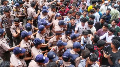 শিক্ষা বোর্ড অভিমুখে শিক্ষার্থীদের মিছিলে পুলিশের বাধা