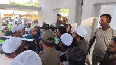 ফয়জুল করীমের সঙ্গে কুবিতে ঢুকতে না পেরে ফটকেই নামাজ আদায়  