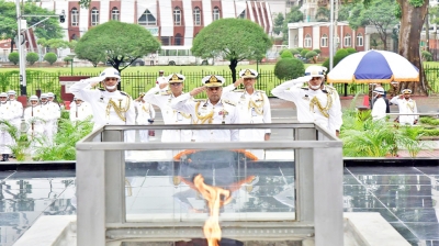শিখা অনির্বাণে শ্রদ্ধা জানালেন নৌ-প্রধান মিসবাহ উল আজীম