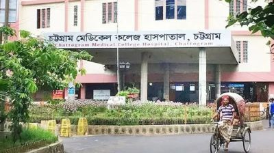 গোলপোস্ট ভেঙে প্রাণ গেল তরুণের